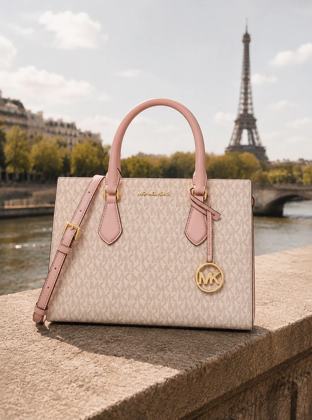 Рожева сумка Michael Kors з монограмою MK і золотою фурнітурою на набережній Сени в Парижі